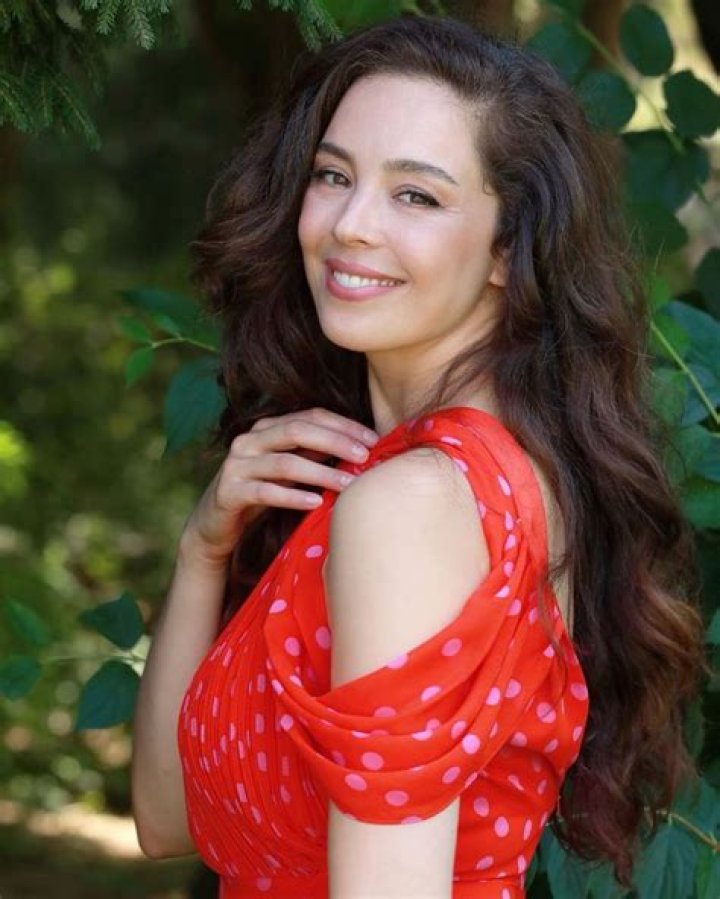 Azra Akın Koru