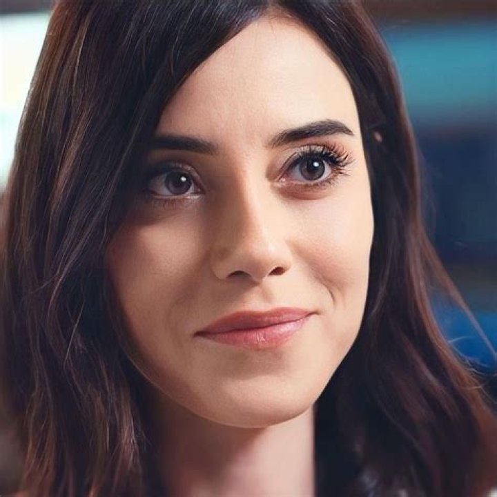 Cansu Dere