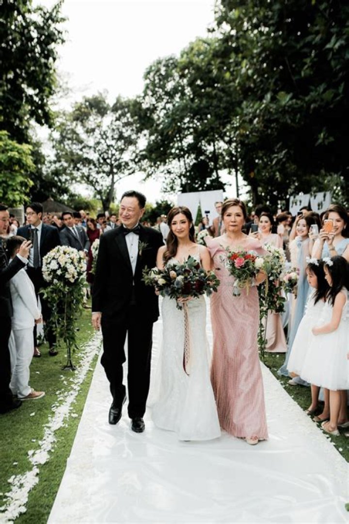 Laureen Uy and Kryz Uy