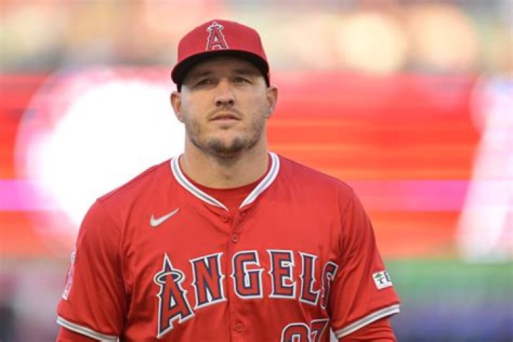 Mike &Aacute;vila