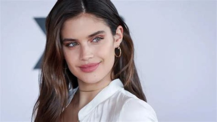 Sara Sampaio- Age, Boyfriend, Net Worth, Weight, Career