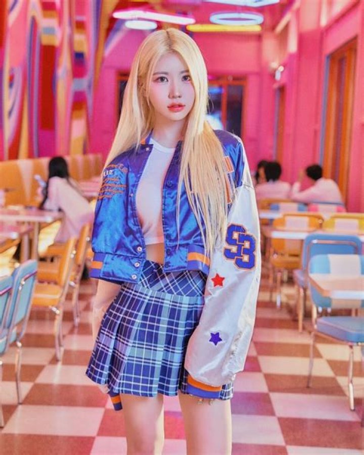 Sia Jiwoo.
